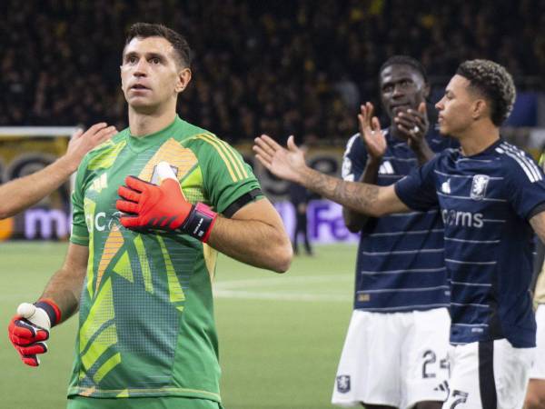 Dibu Martínez fue el portero titular en la goleada del Aston Villa.