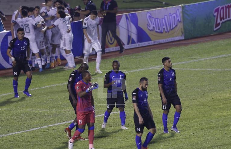 Júnior Lacayo anotó en propio arco el gol con el que México venció a Honduras. Foto Neptalí Romero.