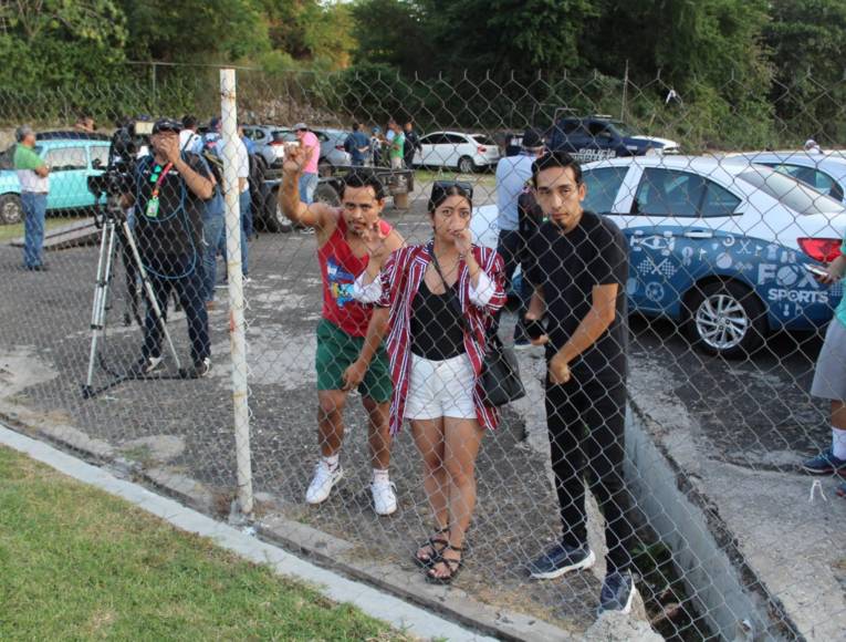 Algunos residentes de la ciudad de Xochitepeq se acercaron al estadio donde la Bicolor culminó la preparación antes de medirse a México en el Azteca.