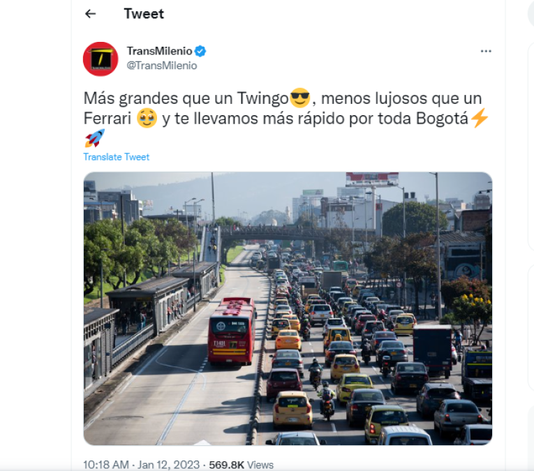 “Más grandes que un Twingo, menos lujosos que un Ferrari y te llevamos más rápido por toda Bogotá”, bromearon en su cuenta de Twitter con una foto de un atasco frente al carril solitario de Transmilenio.