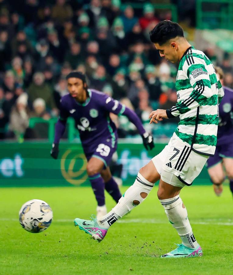 Así cobró Luis Palma su penal contra el Hibernian para el 3-0 del Celtic.