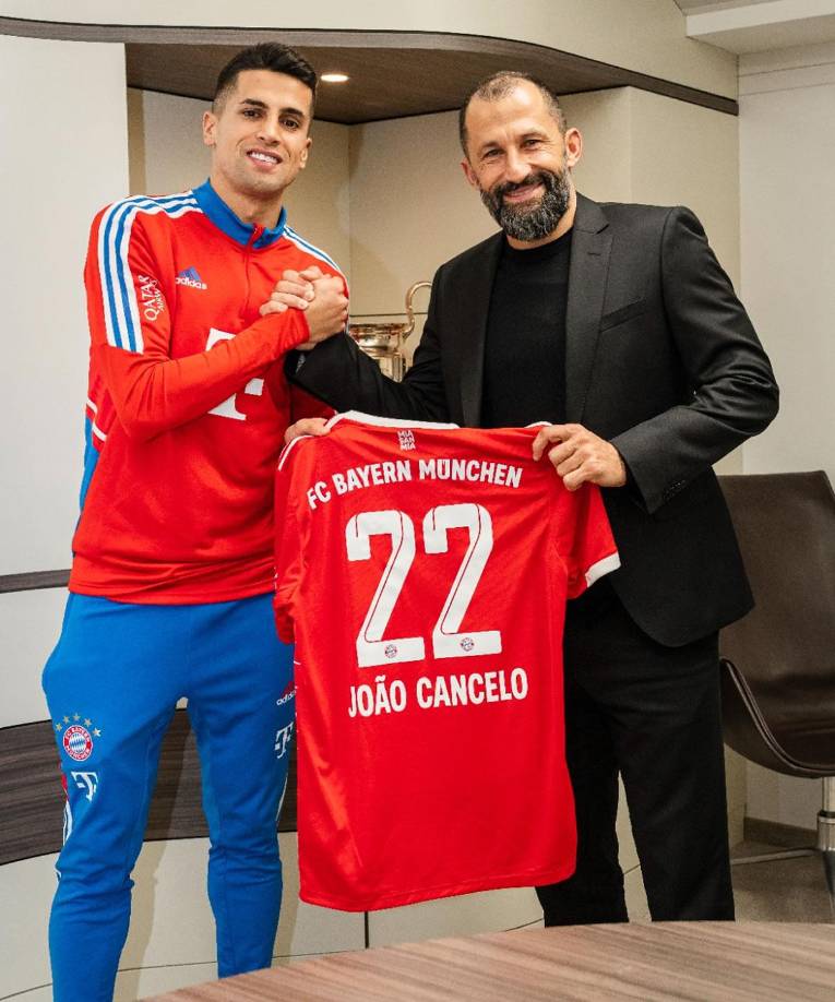 El Bayern Múnich hizo este martes oficial la incorporación del lateral portugués João Cancelo, que llega cedido del Manchester City hasta final de temporada y con una opción de compra. “Estamos muy contentos de que João Cancelo juegue en el Bayern con efecto inmediato. Ahora lo tenemos cedido y en verano tendremos la oportunidad de ficharlo definitivamente”, dijo el director deportivo Hasan Salihamidzic en la conferencia de prensa de presentación.