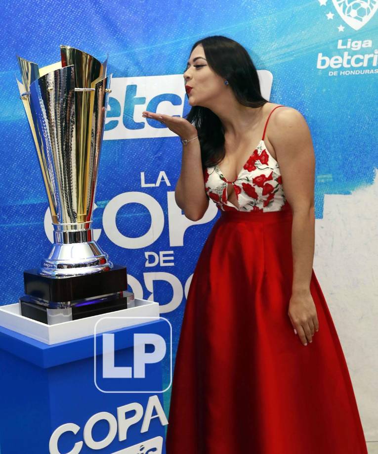 Isabel Zambrano deslumbró en la presentación de la Copa Betcris con su belleza y el hermoso look que lució.
