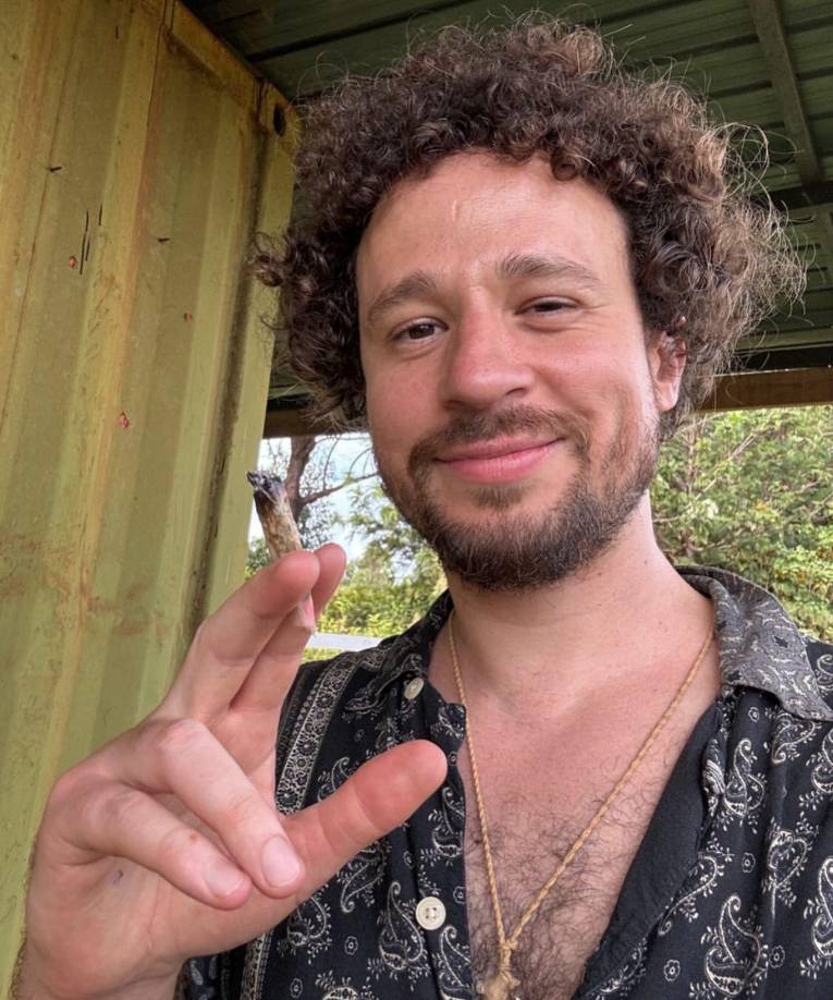 ”Se corrió unos cuantos kilómetros con este genio de Shin Fujiyama recaudar fondos para la construcción de 1,000 escuelas”, describió Luisito. 