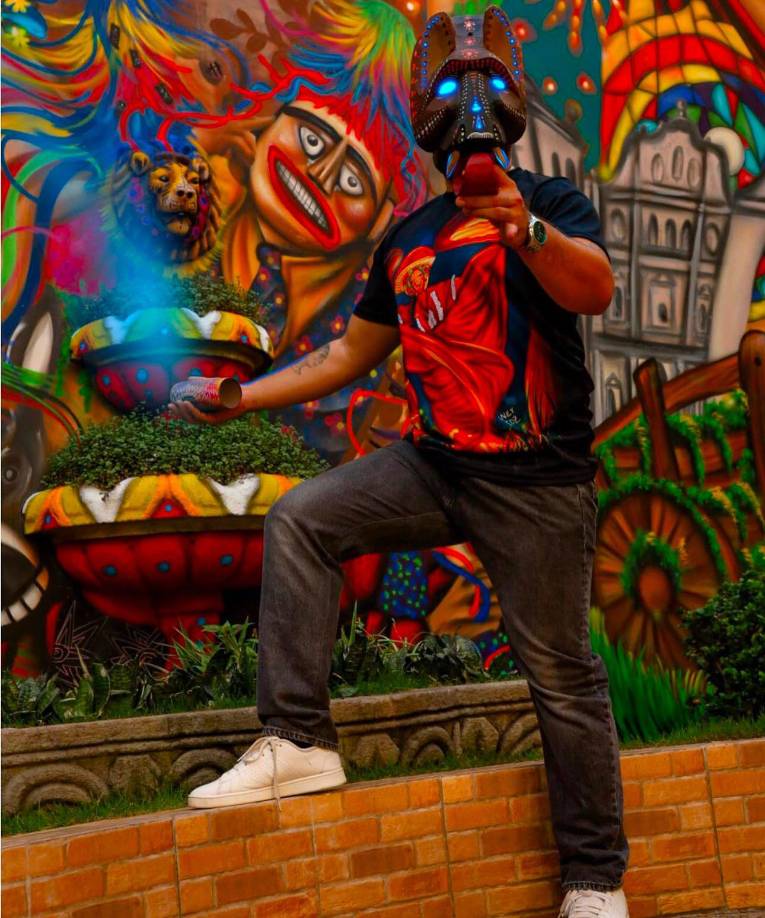 Ney Fernández manifestó que además de dicarse a pintar y retratar lindos paisajes , también es un apasionado en bailar folclor hondureño.