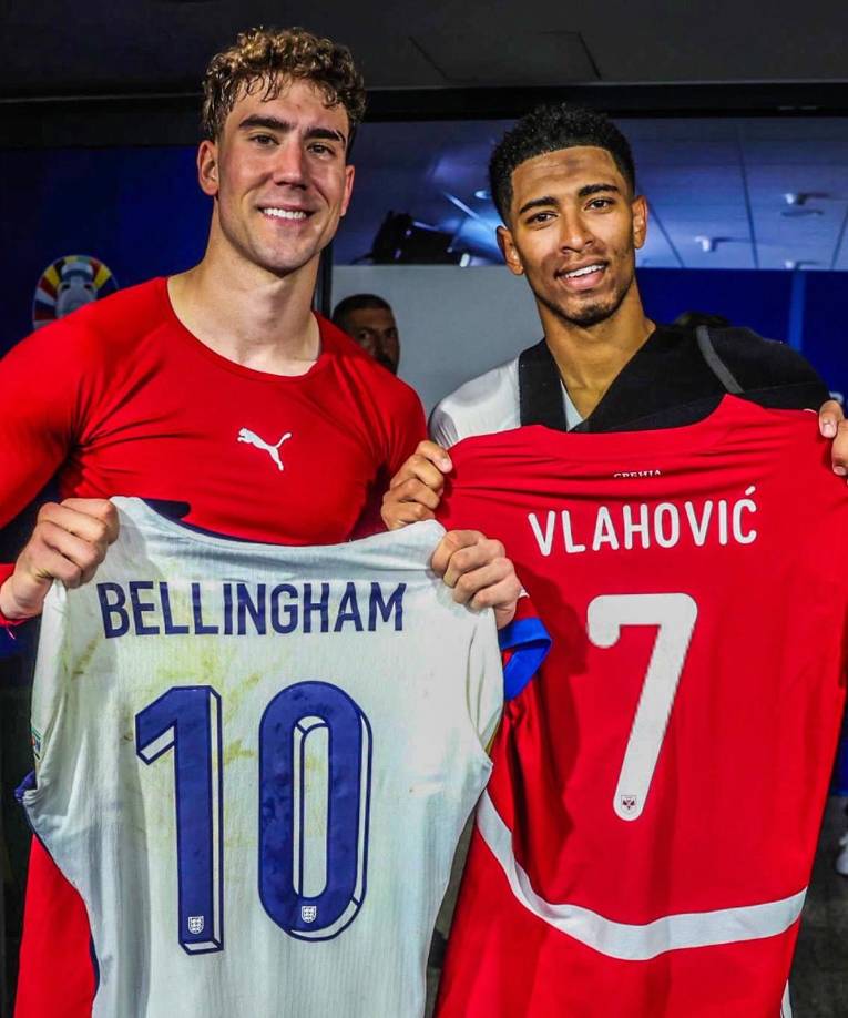 Bellingham intercambió camiseta con el serbio Dusan Vlahovic al final del partido y en la imagen se observa bastante las manchas en el rostro del inglés.