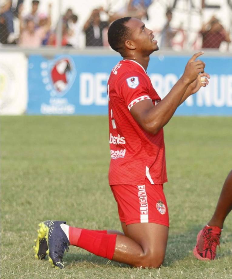 Deyron Martínez - El futuro del corpulento mediocampista está en el aire puesto que la Real Sociedad quiere hacer caja con su venta o préstamo. El jugador mantiene contrato con el club, quienes se niegan a soltarlo.