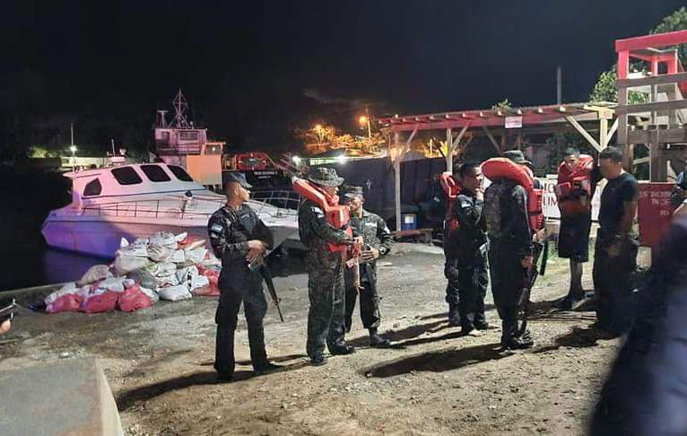 Rescatan con vida a los 10 tripulantes de embarcación que naufragó en costas de Roatán