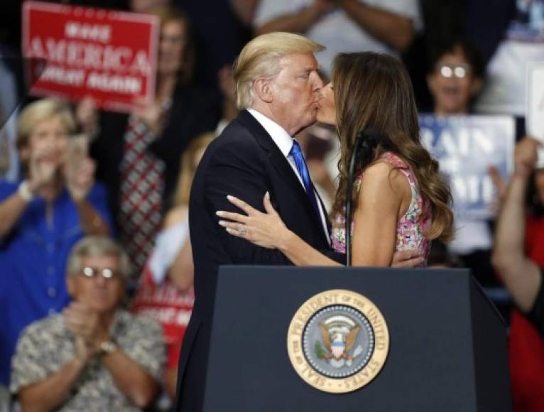 Trump y Melania compartieron un tímido beso en el escenario.