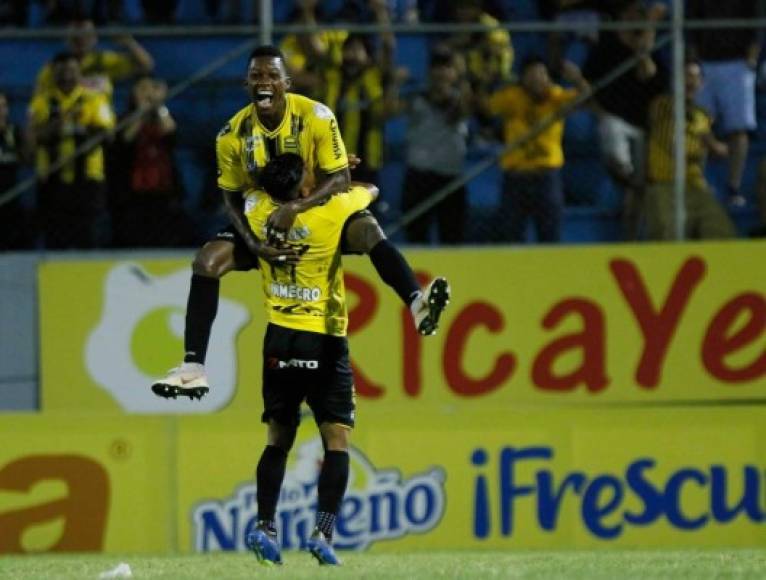 La celebración de Iván López con Franklin Flores, anotador del tercer gol del Real España en la victoria (5-1) sobre el Real de Minas.