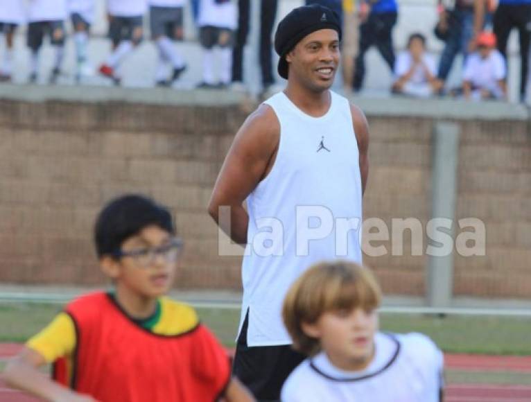 Ronaldinho Gaucho se dedicó atender a todos los aficionados