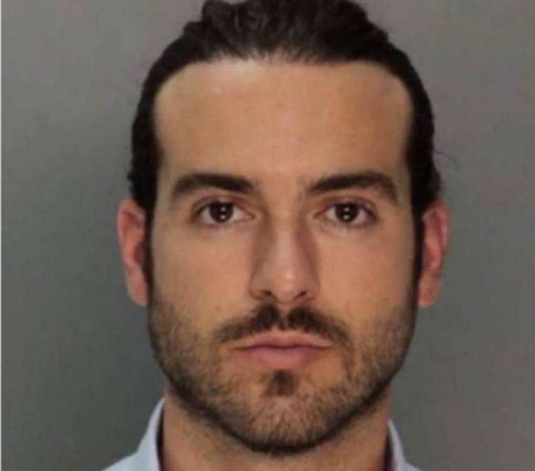 Pablo Lyle fue arrestado el 31 de marzo de 2019. En ese momento le tomaron una foto para su ficha policial, pero como en ese momento se trataba de una agresión nada más, tuvo que repetir el proceso el 8 de abril. Entonces el hombre que golpeó en Miami había muerto y su situación policial se ha complicado notoriamente.<br/><br/>