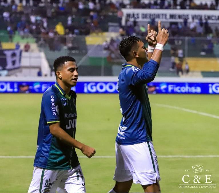 Luis Vega festejando su gol que adelantó al Marathón en el marcador 0-1 contra el Motagua.