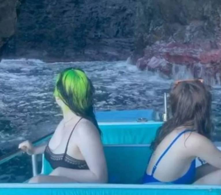 En esta foto se ve a la cantante disfrutando junto a una amiga en Hawaii.