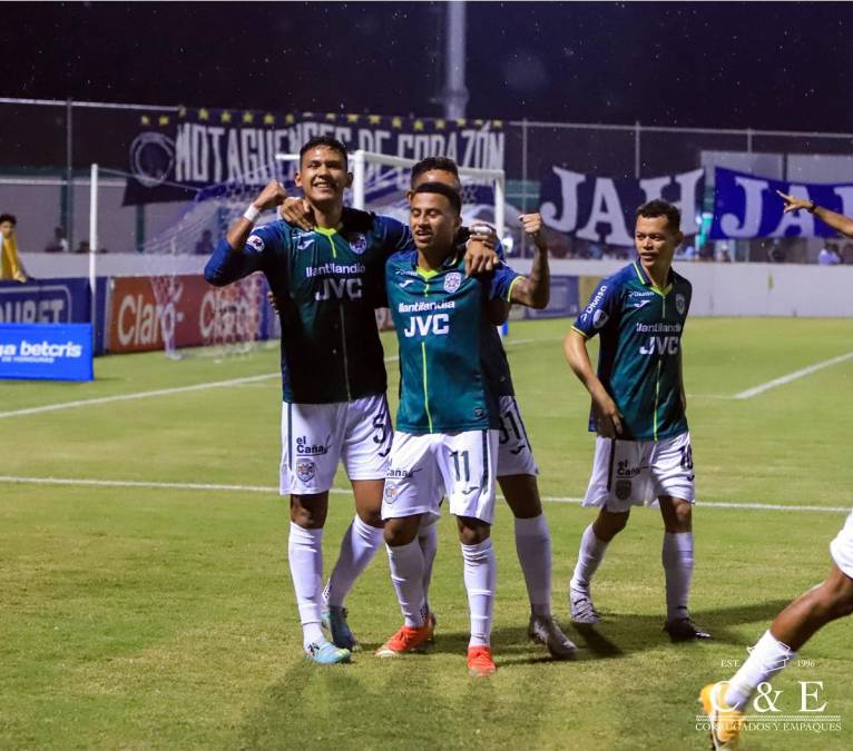 Jugadores del Marathón celebrando el primer gol marcado por Luis Vega contra el Motagua.