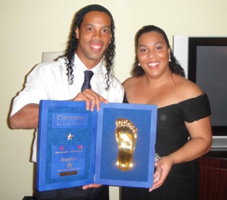 Al parecer, la hermana de Ronaldinho no acudirá al doble enlace ya que no está de acuerdo con que su hermano se case con dos mujeres.