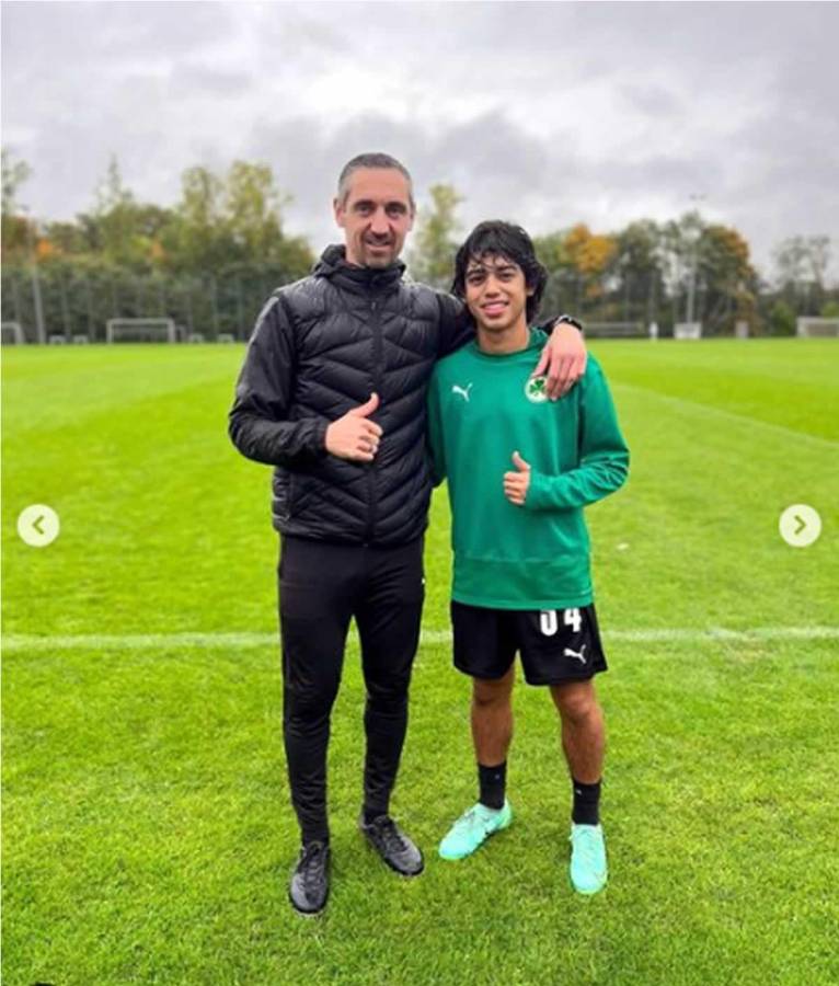 Johann Chirinos junto a Robert Hilbert, entrenador del equipo Sub-19 del Greuther Fürth.