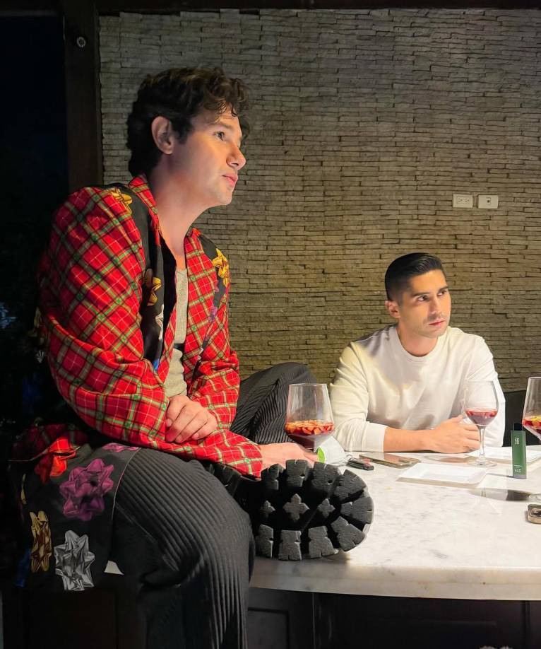 ”Desde que tengo uso de razón, siempre trabajo. Cuando yo estaba en el pueblo le vendía pan a mi abuela y ella me daba 5 lempiras si le vendía todo; tamales, cerdito horneado. Cuando eran los cortes de café yo me iba a cortar café donde los Medina; cuando salía del colegio me iba al cerro a buscar leña, me la cargaba en el lomo y la vendía. Deseaba que me dieran la cédula para ir a trabajar a una maquila, sí, en Choloma, y trabajé en una maquila”, manifestó el expresentador de televisión. 