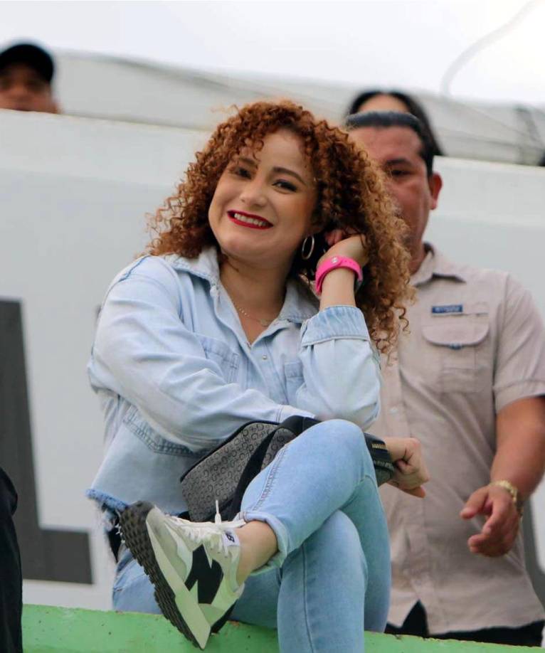 La periodista Mayra Tercero, novia de Denovan Torres, llegó al estadio Carlos Miranda para ver al portero del Génesis que fue suplente ante Olimpia.