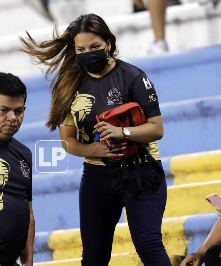 Esta guapa chica estuvo en las gradas del estadio Olímpico durante el juego Marathón-Victoria.