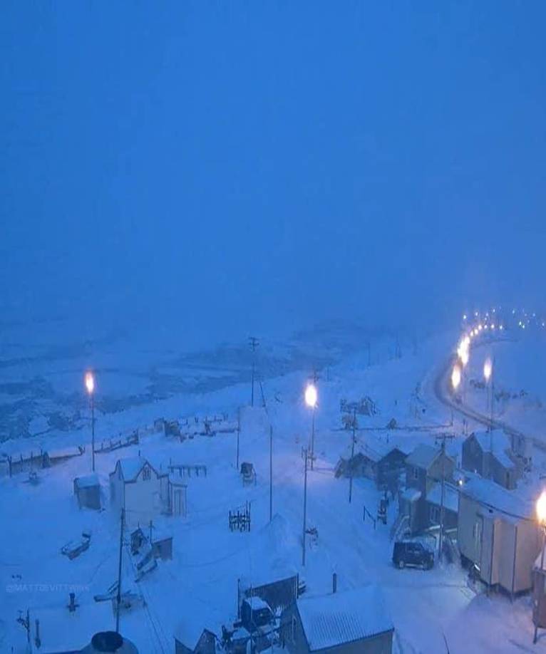 Durante la noche polar, las temperaturas pueden descender hasta los -40 °C en Barrow. El frío extremo, combinado con vientos helados, hace que la sensación térmica sea aún más baja. 
