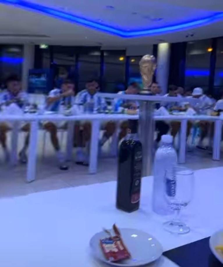 En lo interno se afirma que la selección de Argentina tiene sus comidas en mesas redondas, esto para convivir más y se llene de apoyo cada futbolista.