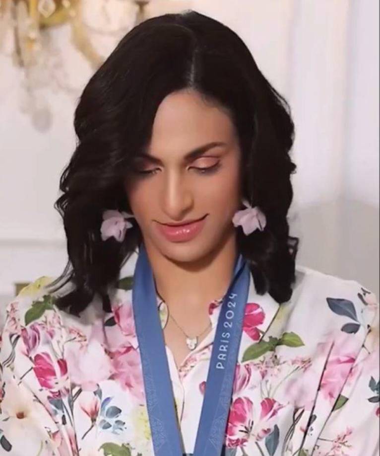 En el clip se ve la nueva imagen que involucró maquillaje y peinado- de Imane Khelif, la cual lució muy feliz con su transformación y la cual acompañó con la presea de oro que conquistó en la capital de Francia.