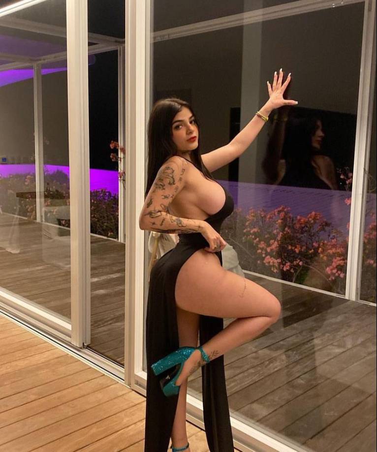 En otro fragmento de live, Karely Ruiz dejó entrever que no tiene contemplado ejercer alguna acción legal, pues esto es algo con lo que ha tenido que lidiar y lejos de afectarle le beneficia, pues esto hace que su popularidad aumente y también sus ingresos.