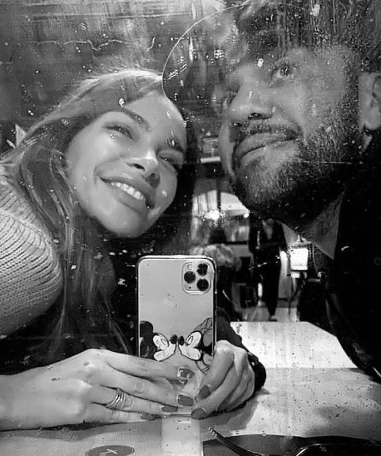 Joana detalla en los avances cómo son sus visitas al brasileño en la cárcel. Ella asegura que se comunican por medio de un teléfono y que un cristal los separa.