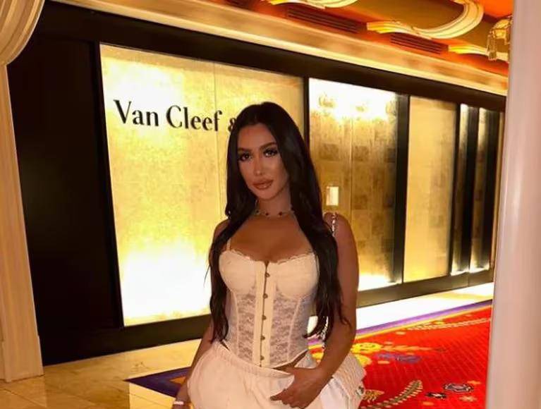 Las ostentosas vestimentas de Sahar reflejan su vida de lujos, utilizando marcas de diseñador y joyas valoradas en miles de dólares. 