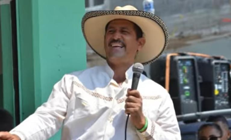 Comando de sicarios acribilla a alcalde de Michoacán cuando se conducía en una camioneta