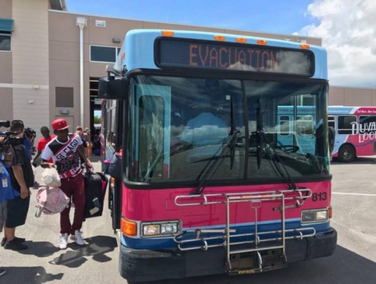 La ciudad puso a disposición de los residentes autobuses para iniciar la evacuación.