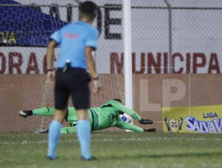 Denovan Torres casi detiene el penal de Erick Andino con el que empató el partido 1-1 para el Honduras Progreso.
