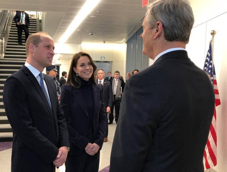 La pareja fue recibida por el gobernador de Massachusetts, Charlie Baker, a su llegada al aeropuerto internacional Boston Logan.