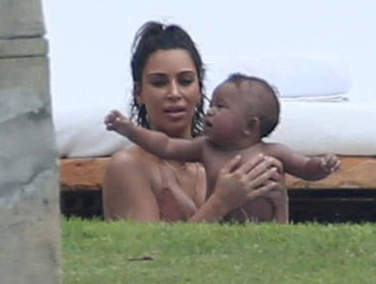 Kim estuvo apapachando a los dos nenes que ha procreado con su marido Kanye West (aunque el rapero no los acompañó en el paseo) y se dedicó a enseñarle a su hijo las linduras de la vida junto al mar.