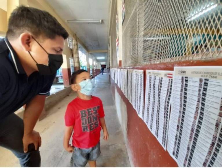 Este papá llegó muy bien acompañado con su pequeño hijo a un centro educativo en El Progreso, Yoro, a quien instruye sobre cómo se ejerce el sufragio en Honduras.