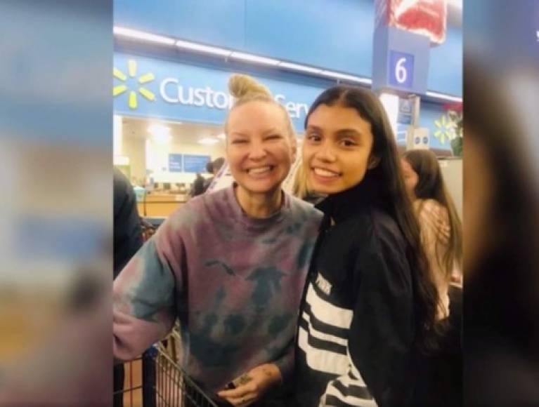 Sia, quien es mundialmente famosa, se ha esforzado por no ser reconocida, sin embargo, sus fotos en el supermercado se han viralizado en las últimas horas.