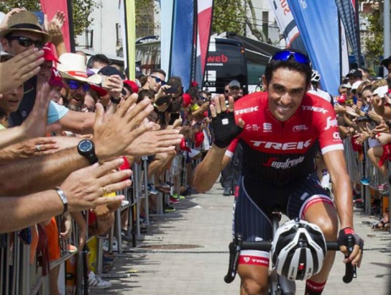 CICLISMO. Saludos a Contador. Alberto Contador es felicitado antes de comenzar la quinta etapa de la Vuelta a España, una ruta de 175.7 kilómetros entre Benicassim y Alcosssebre.