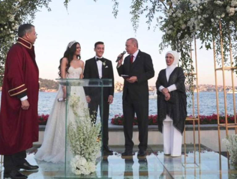 Özil informó mediante un comunicado, a través de sus redes sociales, que junto a su esposa, quien fue 'Miss Turquía' en 2014 y compitió en 'Miss Mundo', se harán cargo de 1,000 cirugías para ayudar a los niños más necesitados de diferentes partes del mundo.