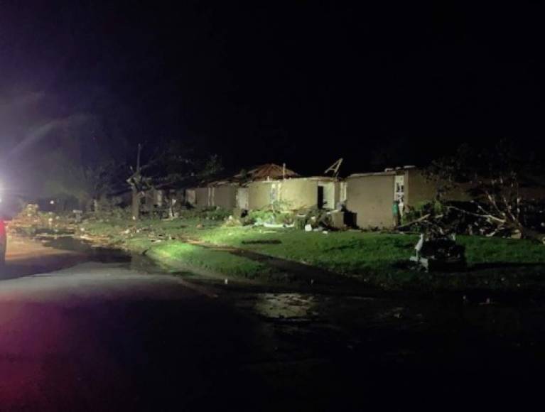 Otras tres personas fallecieron el miércoles pasado, cuando un tornado con vientos de más de 260 km por hora arrasó Jefferson City, Misuri.