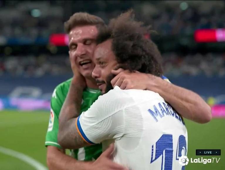 Así fue el afectuoso abrazo de dos leyendas del fútbol, Marcelo y Joaquín.
