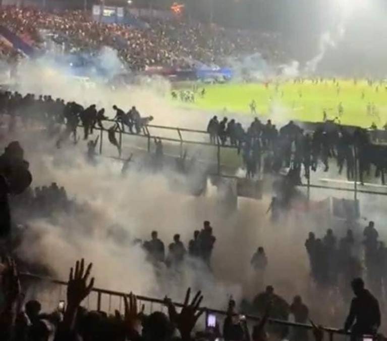 <b>- Indondesia: al menos 133 muertos. </b>El 1º de octubre de 2022, la policía indonesia intentó controlar a una multitud de hinchas de fútbol con gases lacrimógenos, provocando una estampida en un estadio en Malang, en el este de la isla de Java. Al menos 133 personas murieron, entre ellas más de 40 niños. Muchas víctimas fueron pisoteadas o asfixiadas cuando trataban de alcanzar las puertas cerradas o demasiado estrechas para salir del recinto. Seis personas, incluido tres policías, fueron inculpadas y el jefe de policía regional trasladado a otro destino. 