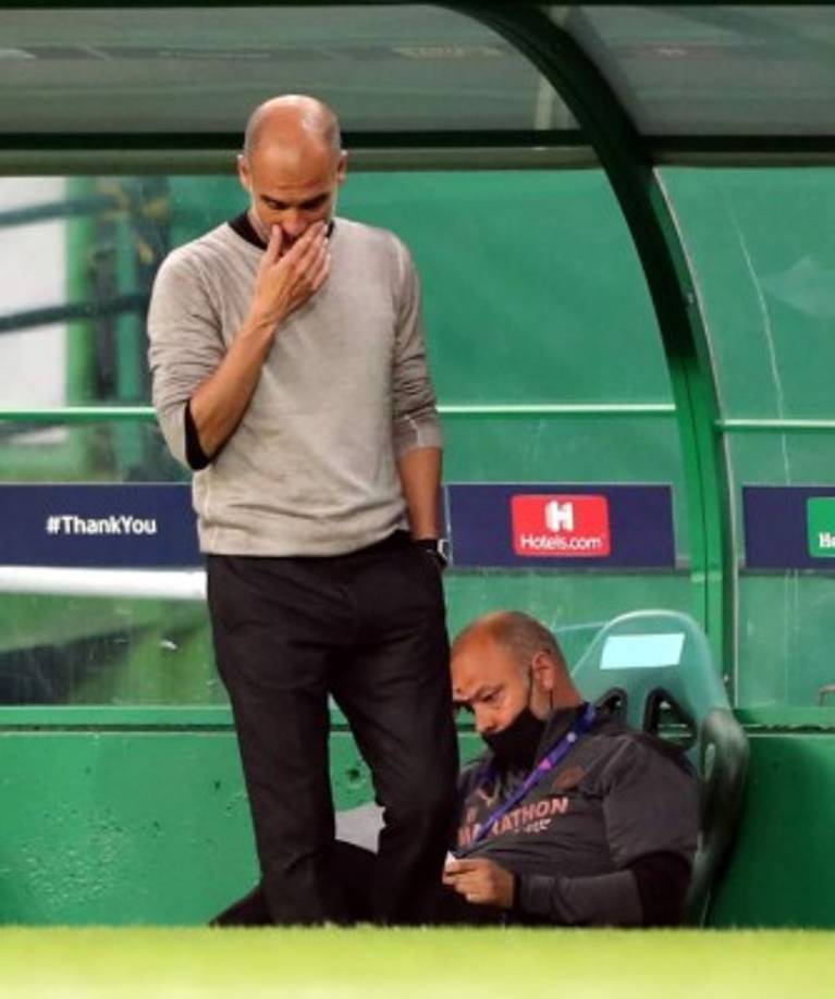 Pep Guardiola se lamenta luego del primer gol del Lyon.