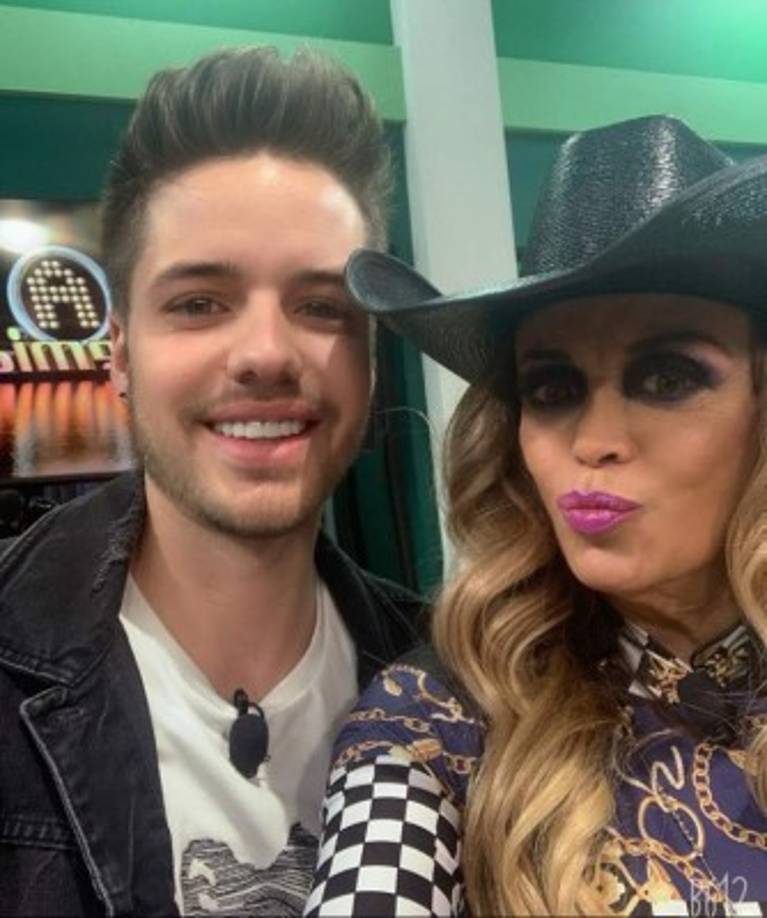 El joven cubano se ganó las criticas de los fans de la hondureña cuando <a href='https://www.laprensa.hn/espectaculos/1353133-410/hondure%C3%B1a-angie-flores-favorita-ganar-la-academia-tratan-imperdirlo' style='color:red;text-decoration:underline' target='_blank'>él y La Chicuela se ensañarán con Angie en uno de los segmentos de La Academia 24/7. </a><br/>