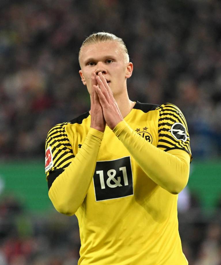 El FC Barcelona sigue en la pelea por Erling Haaland. Según informó el periodista Fabrizio Romano, el Barça ha trasladado al entorno del delantero que está dispuesto a abonar su cláusula de rescisión. El conjunto catalán habría informado a Haaland que quiere y puede abonar la cláusula de 75 millones de euros que tiene el delantero hasta el próximo 30 de abril. 