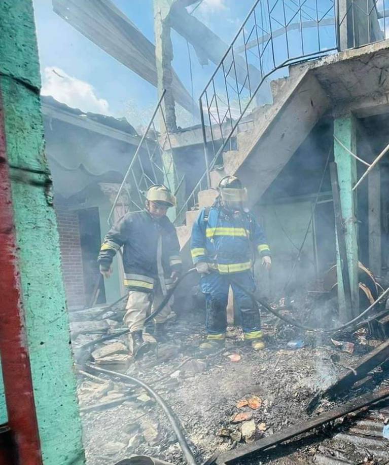 Miembros del Cuerpo de Bomberos llegaron al lugar donde se registró la explosión.
