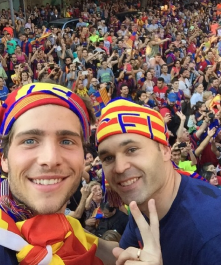 Sergi Roberto para Iniesta: “Andriu, has sido y eres un ejemplo para mí. Te admiro y respeto muchísimo. Como jugador, único, especial, un mago con el balón. Como persona, incluso más grande que como jugador, humilde, generoso, un corazón de 10. Gracias por todo, amigo. El juego continúa”.