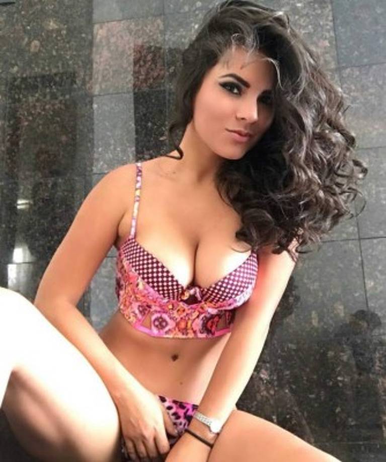 Ante la insistencia del periodista, que le recordó la fama de rompecorazones y fiestero del brasileño, Ania insistió en que “Ronaldinho es una persona humilde, linda”.