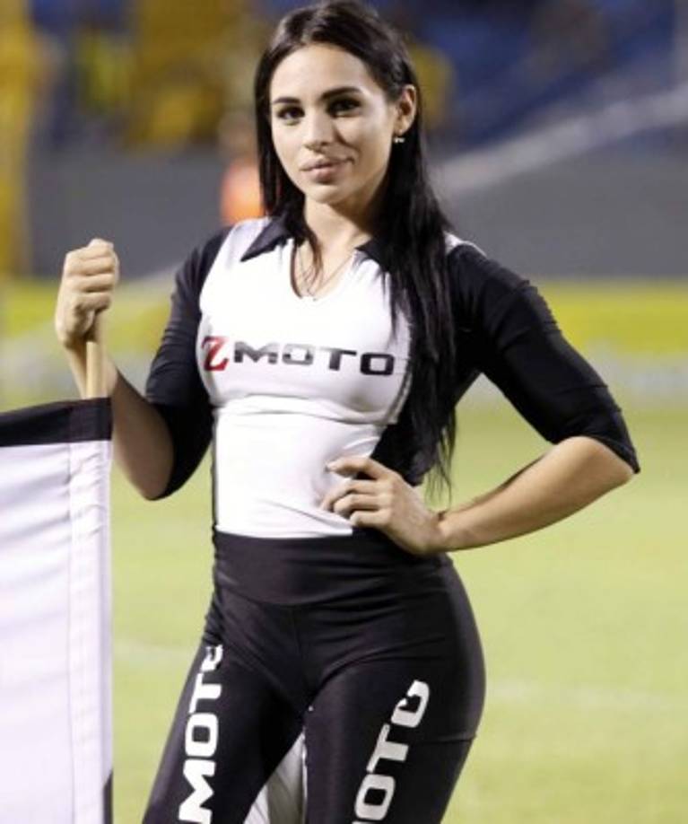 Esta bella edecán estuvo en el estadio Morazán durante el partido Real España-UPN.