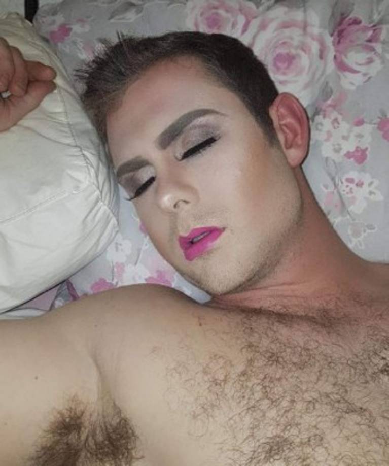 Sorprendentemente, Stephen nunca despertó y su novia pudo delinearle los ojos.